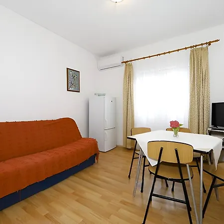 Apartament 3 *